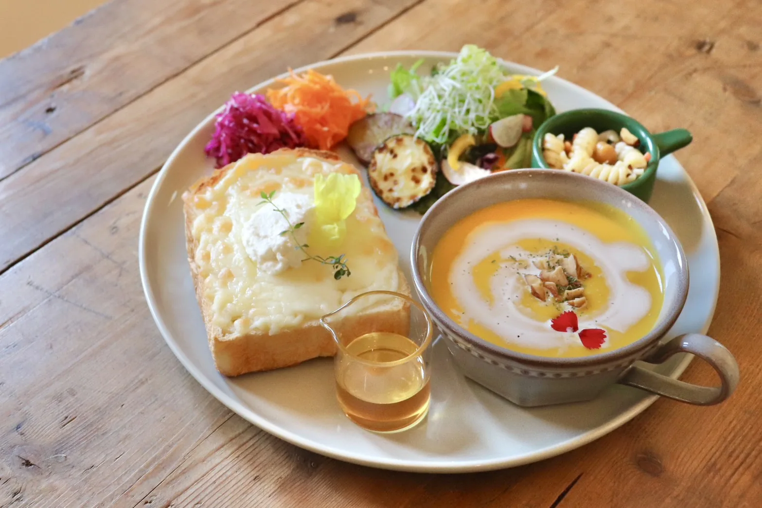 チーズパン、スープ、サラダを盛り合わせたランチプレート